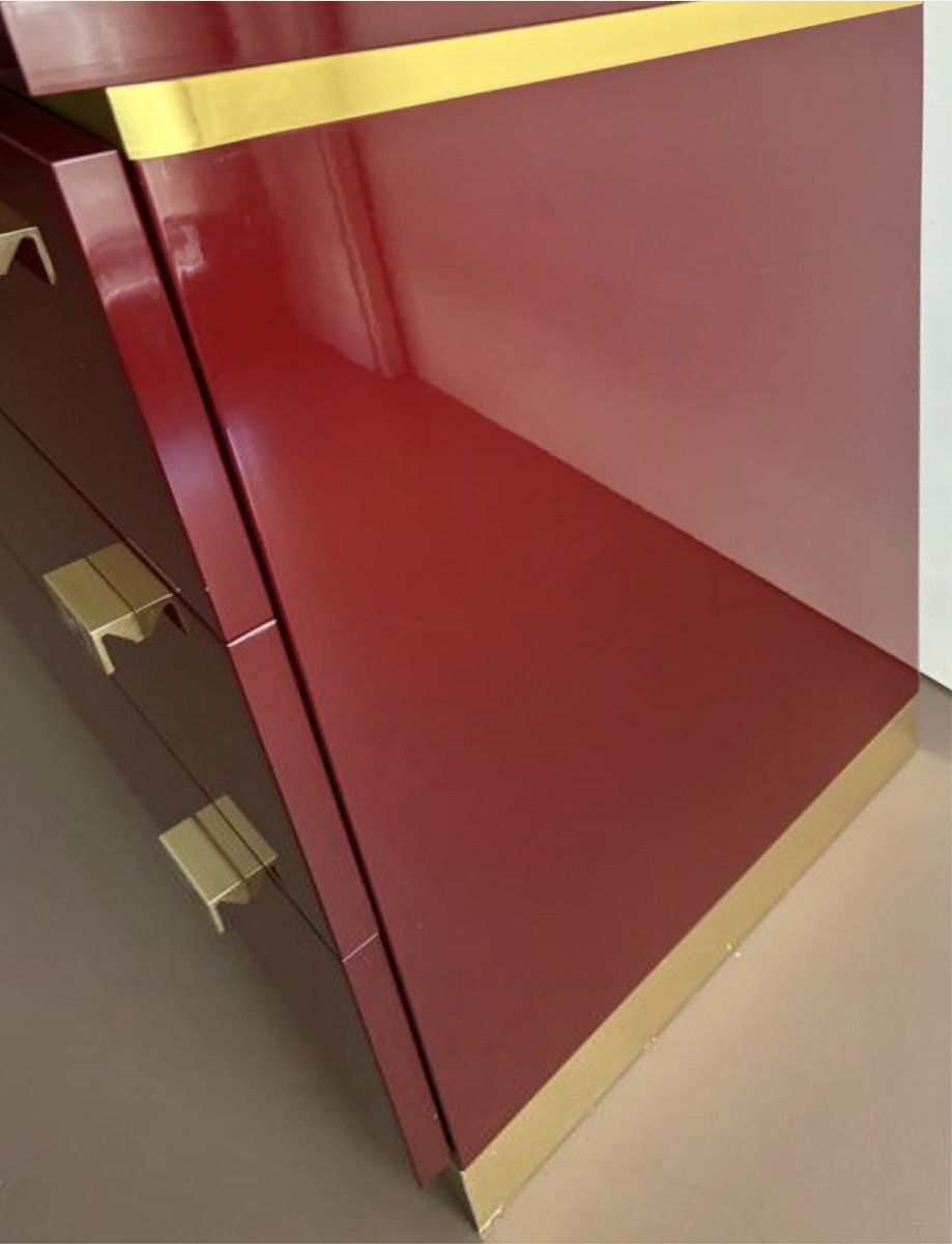 Commode en bois laqué bordeaux du designer Paco Rabanne (1934-2023) -photo-1