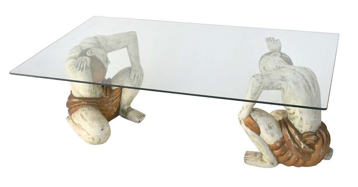 Table basse deux personnages tenant un plateau en verre