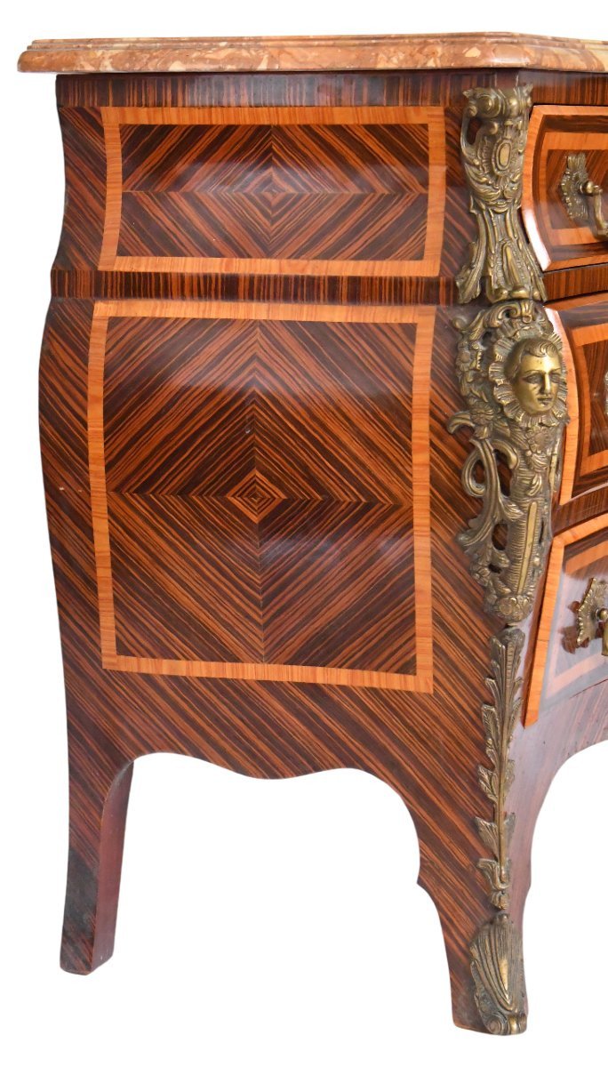 Commode de forme tombeau de style Louis XV à décor aux espagnolettes-photo-3