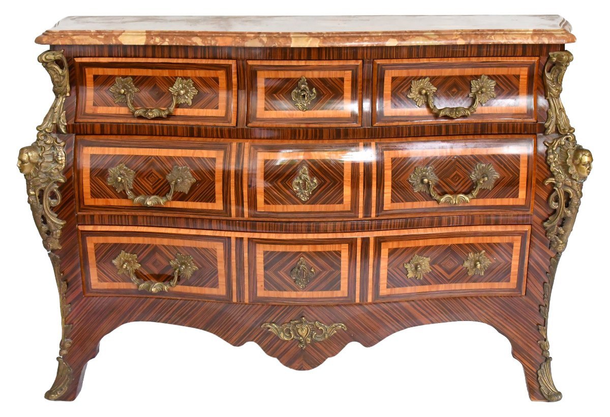 Commode de forme tombeau de style Louis XV à décor aux espagnolettes-photo-1