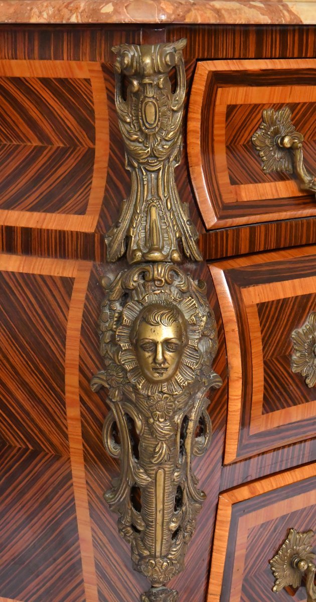 Commode de forme tombeau de style Louis XV à décor aux espagnolettes-photo-3