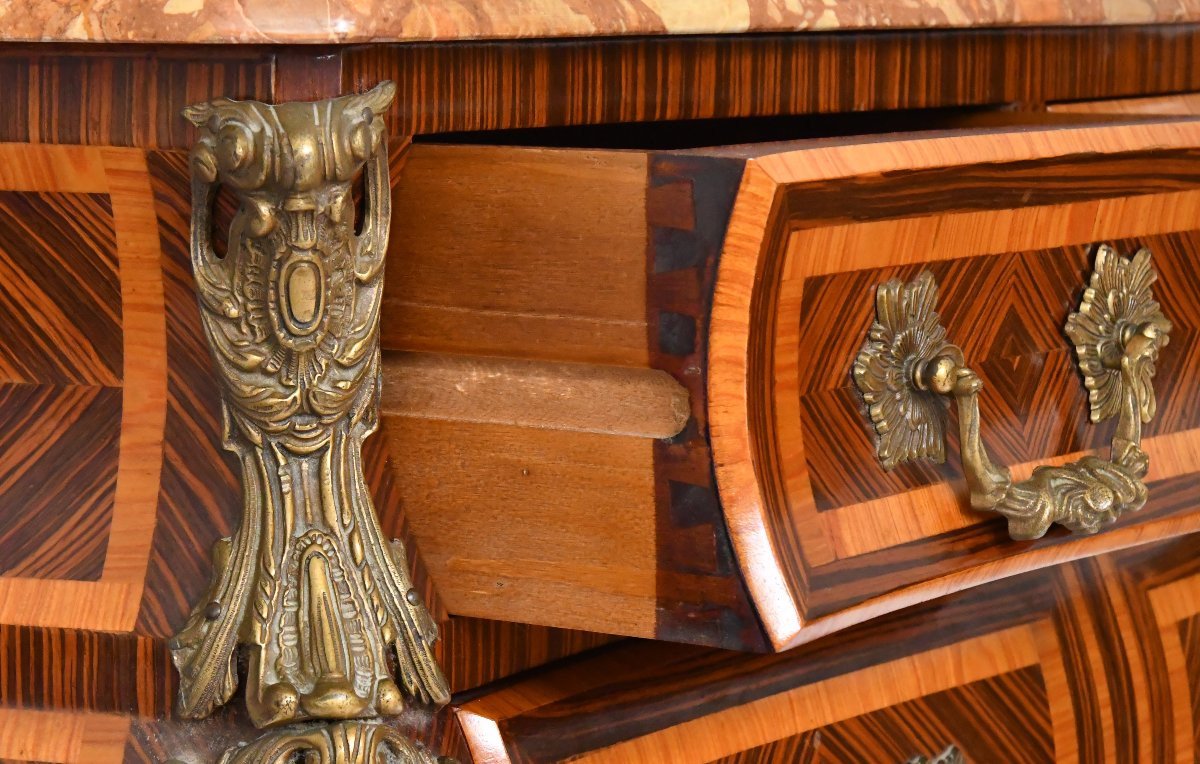 Commode de forme tombeau de style Louis XV à décor aux espagnolettes-photo-4