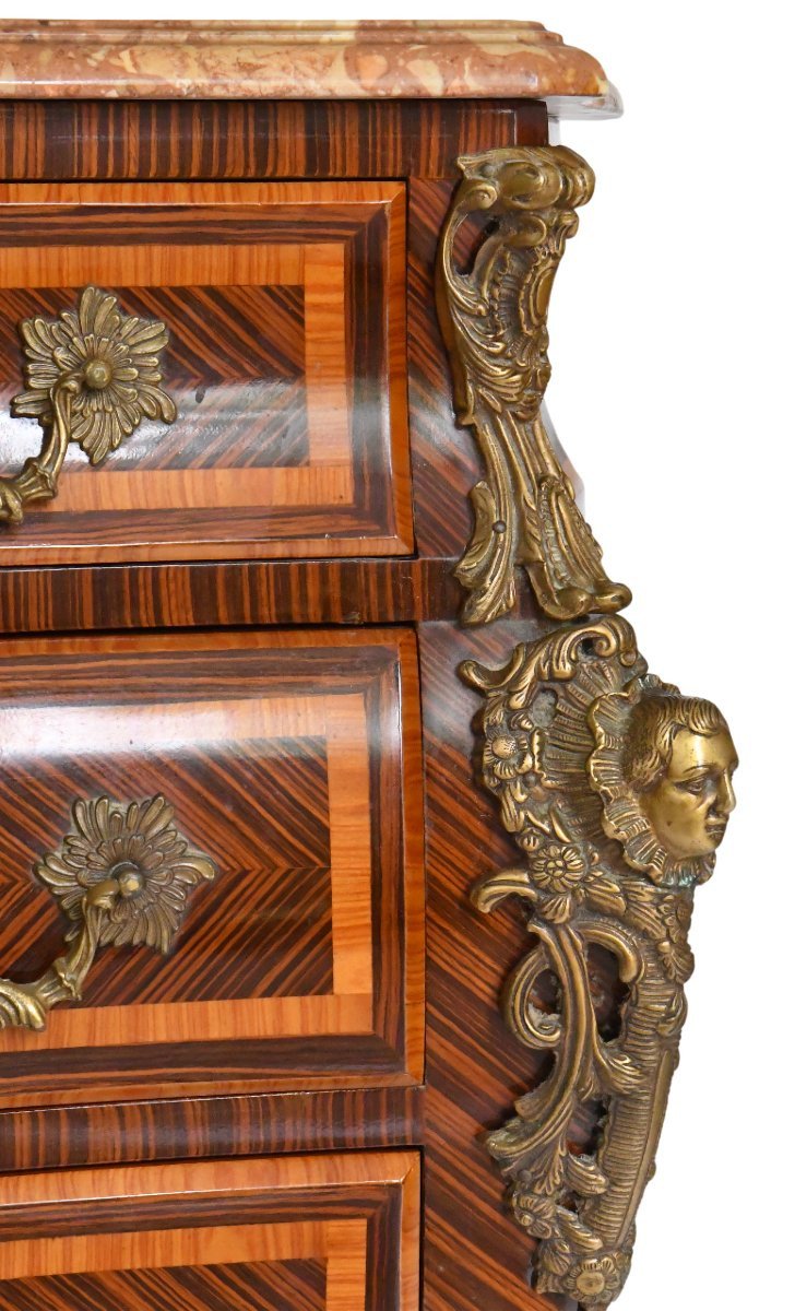 Commode de forme tombeau de style Louis XV à décor aux espagnolettes-photo-5