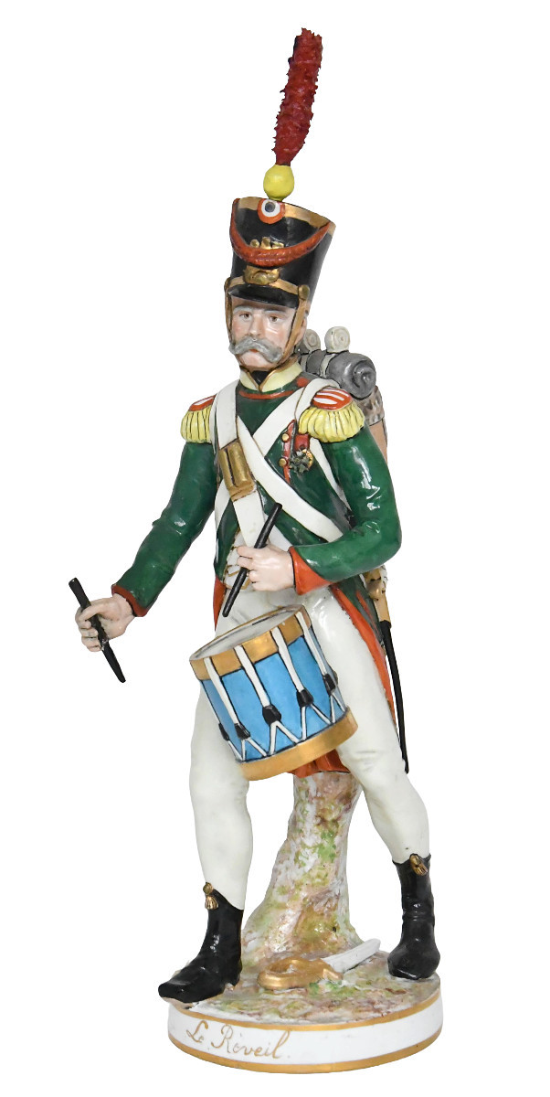 Statuette en porcelaine figurant un soldat au tambour de l'armée napoléonienne