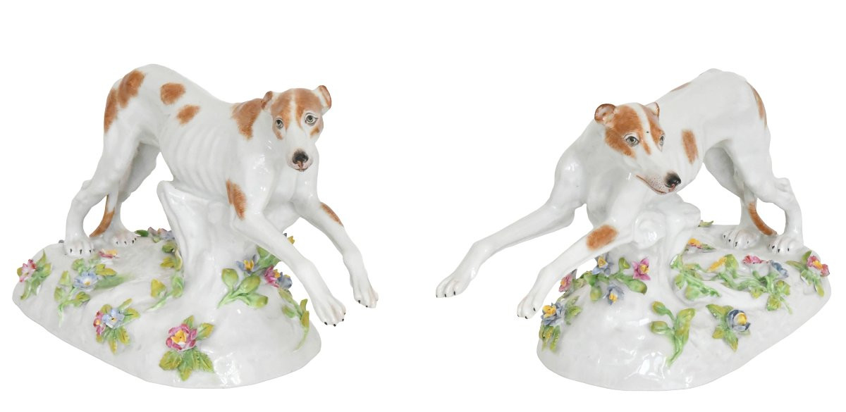 Paire de statuettes en porcelaine de Samson représentant deux lévrier anglais courant -photo-1