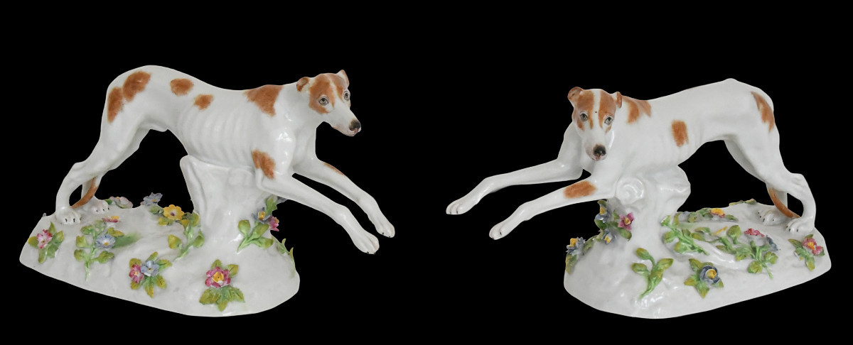 Paire de statuettes en porcelaine de Samson représentant deux lévrier anglais courant 