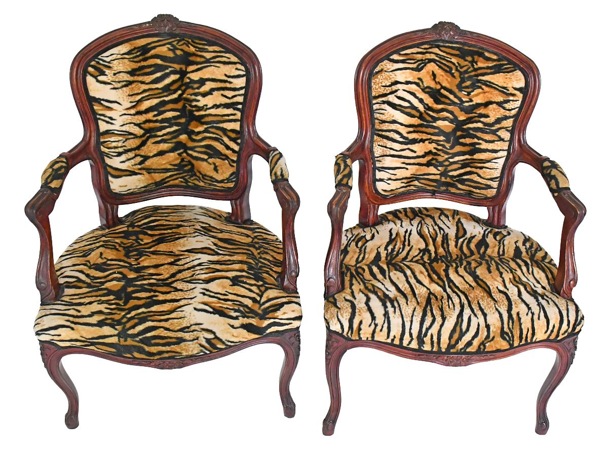 Paire de fauteuils cabriolet de style Louis XV garni de velours tigré -photo-1