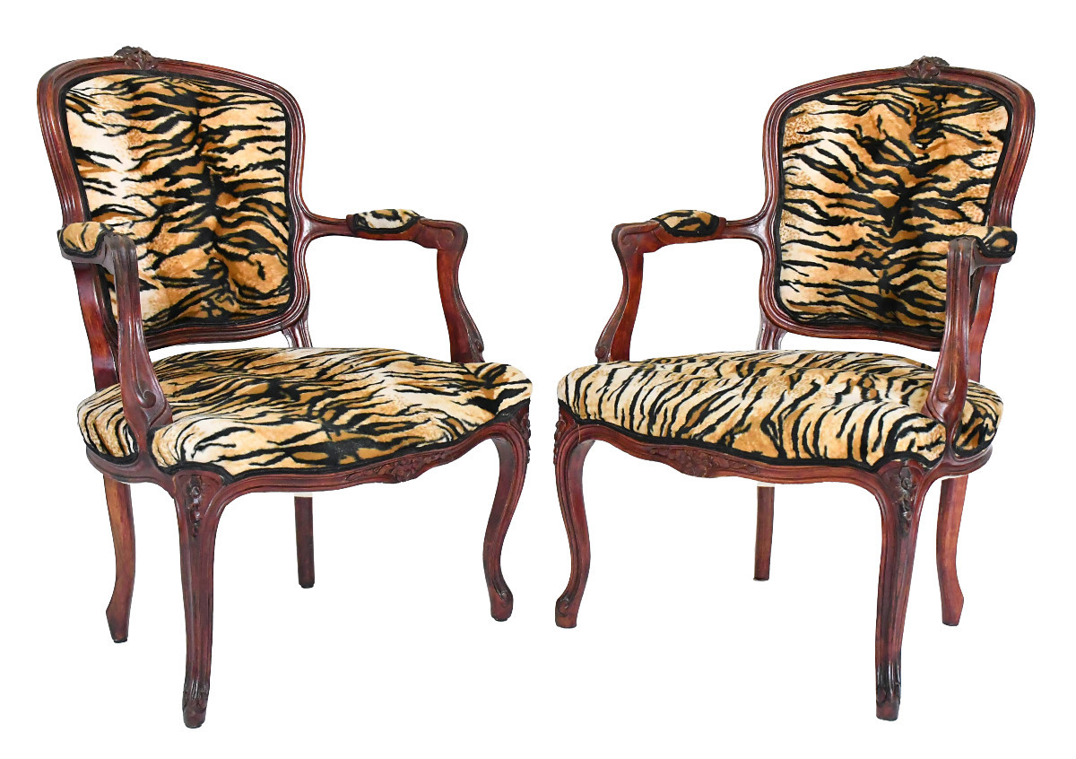 Paire de fauteuils cabriolet de style Louis XV garni de velours tigré 