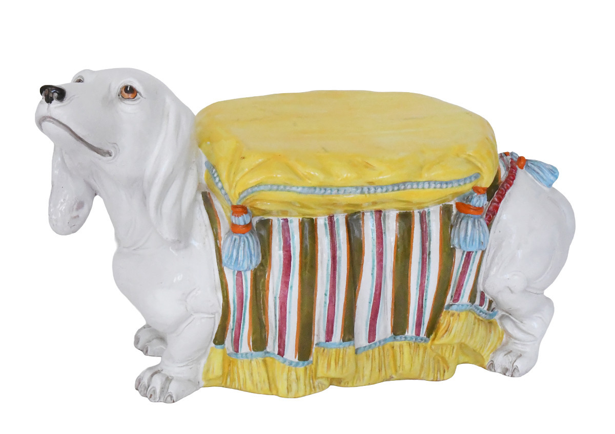  Tabouret ou sellette en faïence italienne représentant un teckel blanc