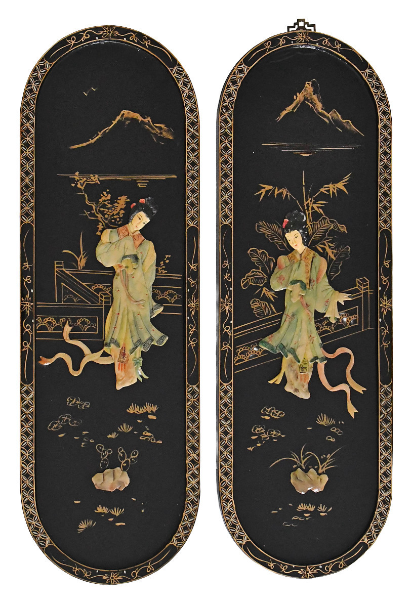 Paire de panneaux en bois laqué à décor des incrustation de pierres dure des geishas