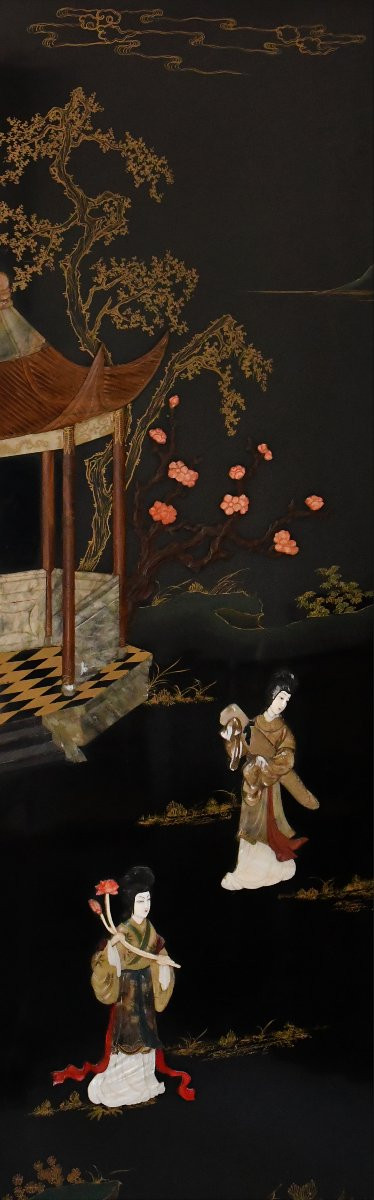 Paravent chinois à quatre feuilles en bois laqué et incrustations de pierres dures -photo-2