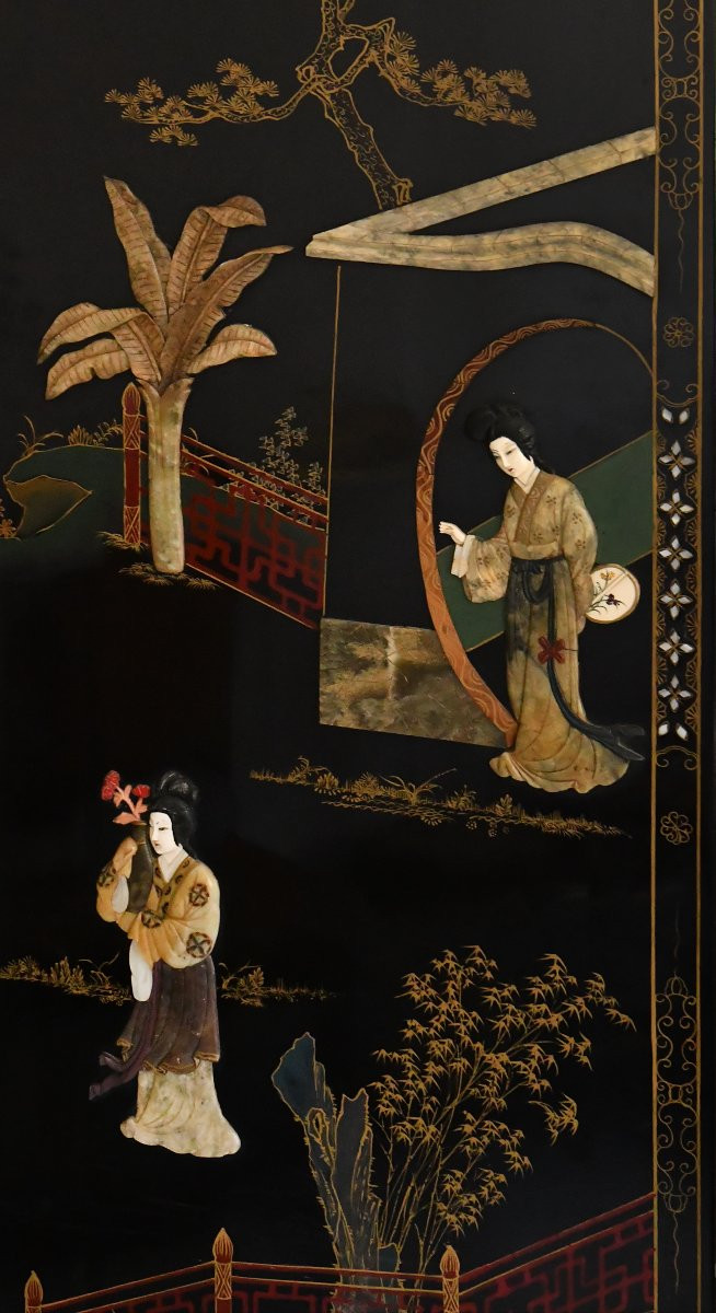 Paravent chinois à quatre feuilles en bois laqué et incrustations de pierres dures -photo-1