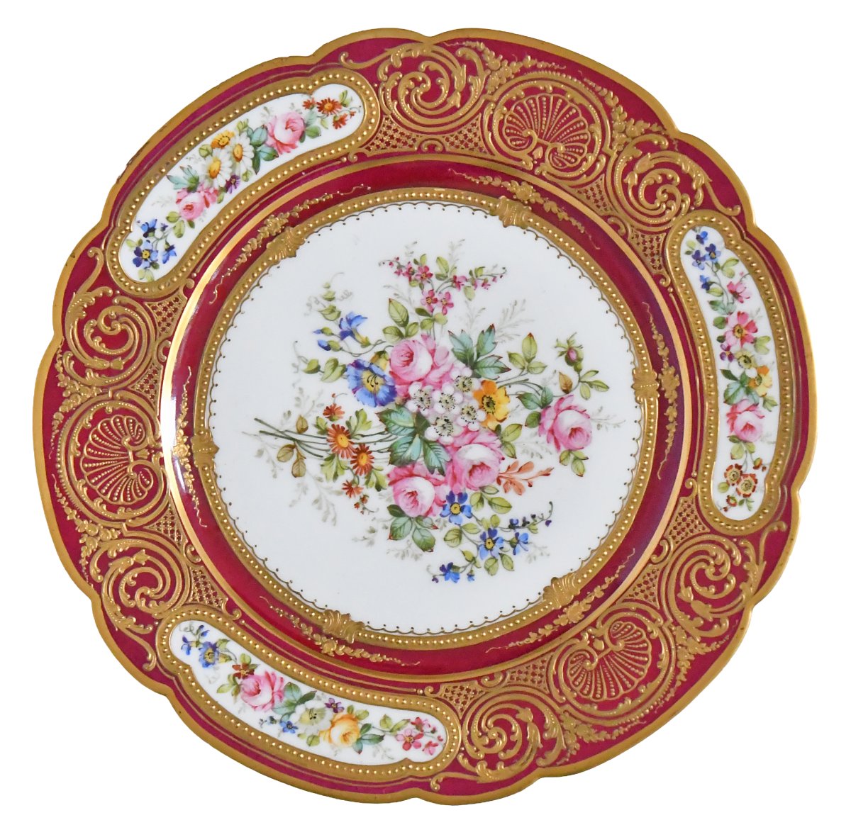 Assiette en porcelaine à décor polychrome des fleurs