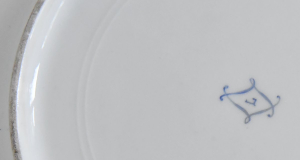 Porcelain Plate Decorated With A Romantic Scene -photo-3