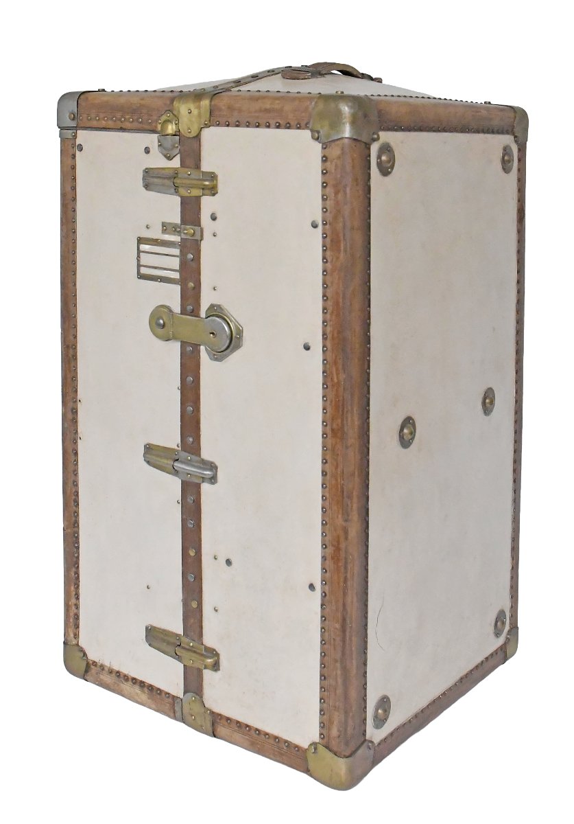 Antique Travel Trunk From The 1930s -photo-1