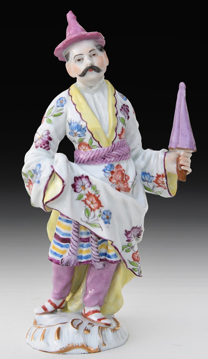 Statuette En Porcelaine Représentant Un Homme Asiatique 