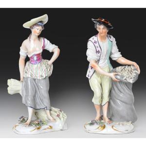 Paire De Statuettes En Porcelaine De Samson Représentant Un Couple De Paysans 