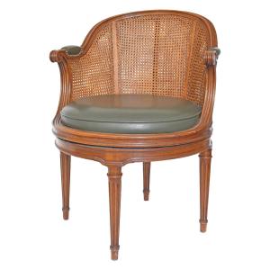 Fauteuil de bureau canné à l'assise tournante de style Louis XVI