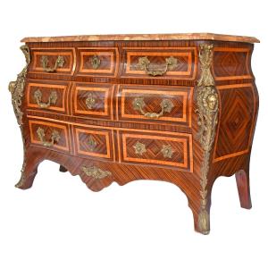 Commode de forme tombeau de style Louis XV à décor aux espagnolettes