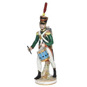 Statuette en porcelaine figurant un soldat au tambour de l'armée napoléonienne