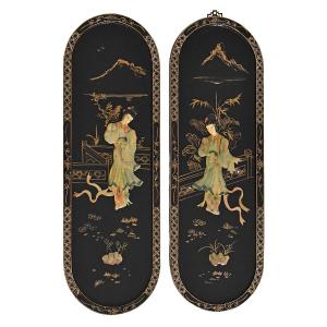 Paire de panneaux en bois laqué à décor des incrustation de pierres dure des geishas