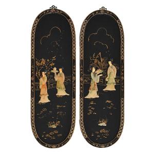  Paire de panneaux en bois laqué à décor des incrustation de pierres dure des geishas