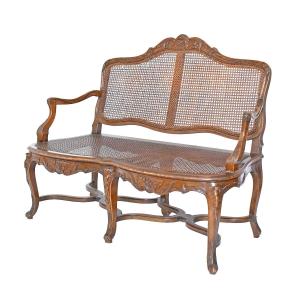 Banquette de style Régence en bois richement sculpté et cannage 