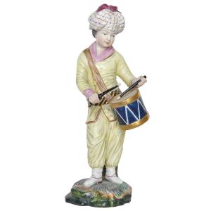 Statuette en porcelaine de Höchst Passau, joueur de tambour de la série L'orchestre turc