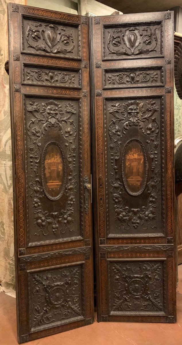 Porte en noyer, deux vantaux sculptés de masques et de motifs végétaux, XIXe siècle-photo-2