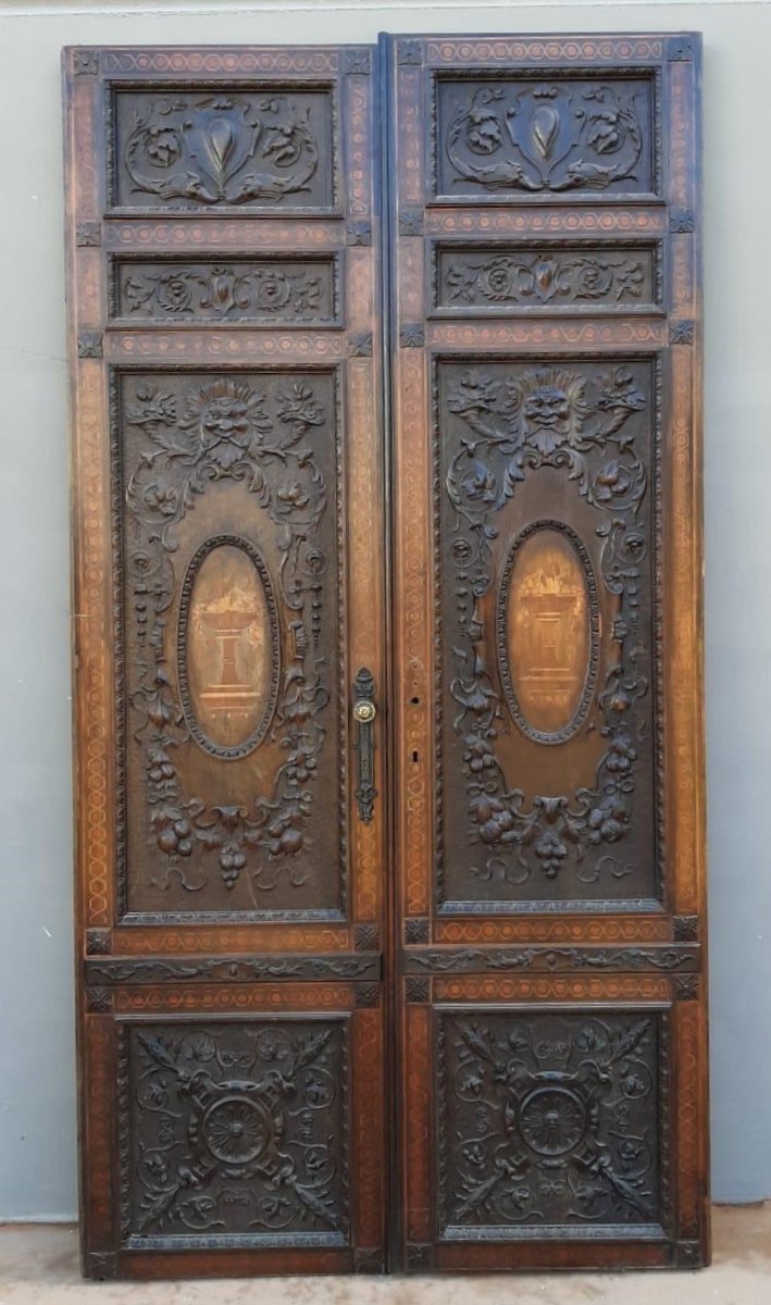 Porte en noyer, deux vantaux sculptés de masques et de motifs végétaux, XIXe siècle-photo-1