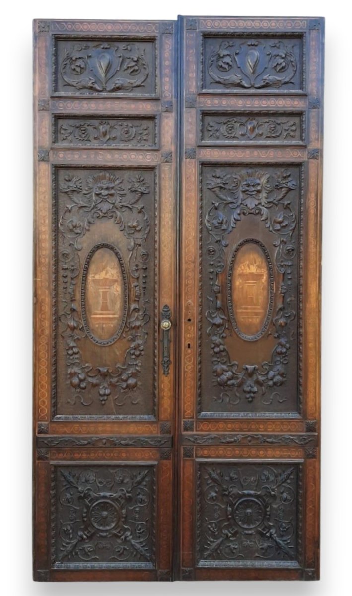 Porte en noyer, deux vantaux sculptés de masques et de motifs végétaux, XIXe siècle