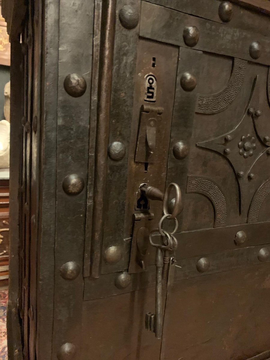 Antique Iron-clad Safe, 18th Century-photo-3