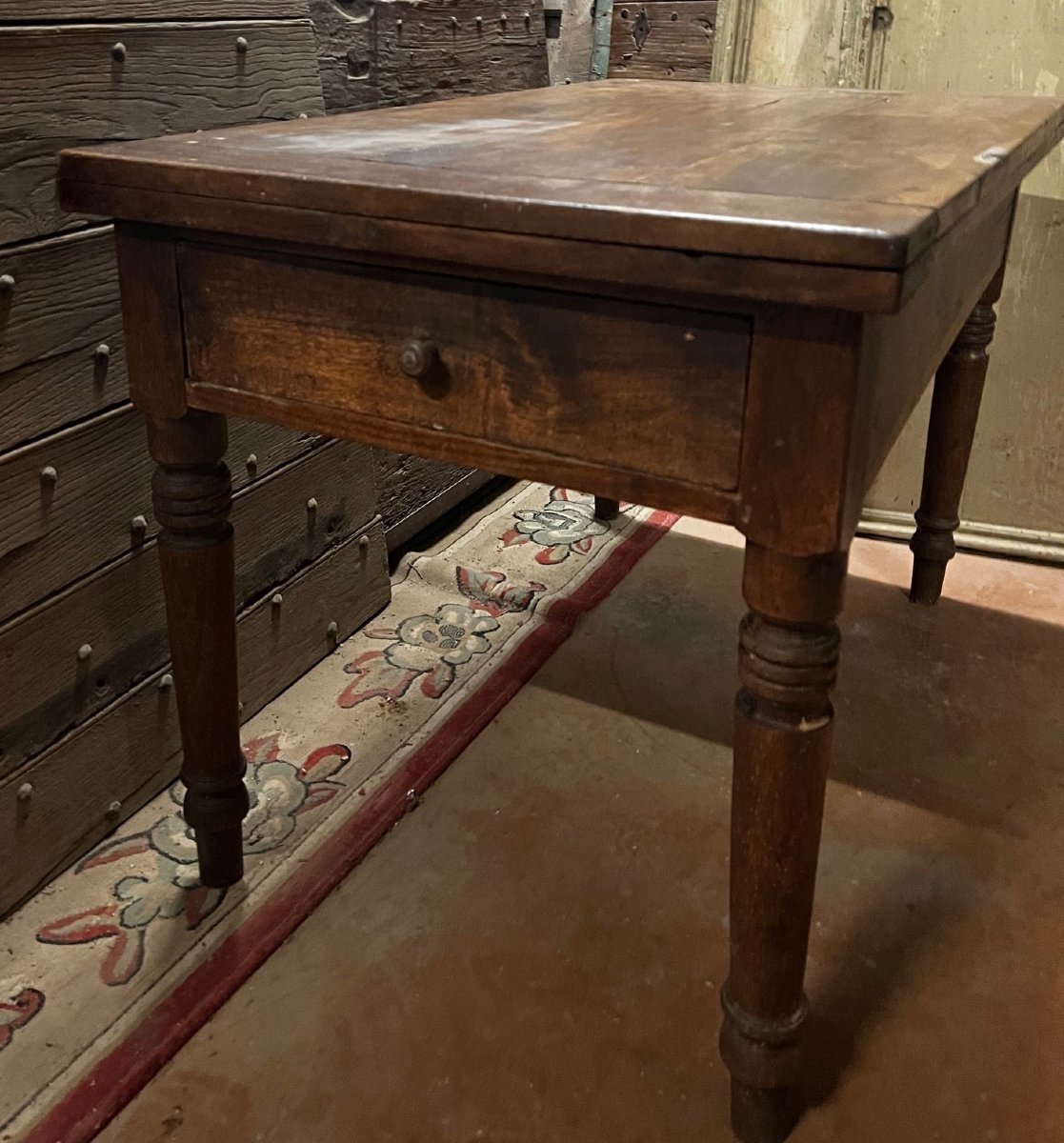 Table à deux niveaux en noyer, XIXe siècle