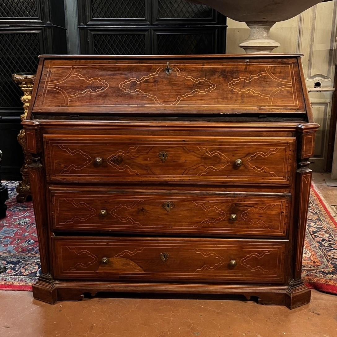 Commode à abattants en noyer incrusté, XVIIIe siècle