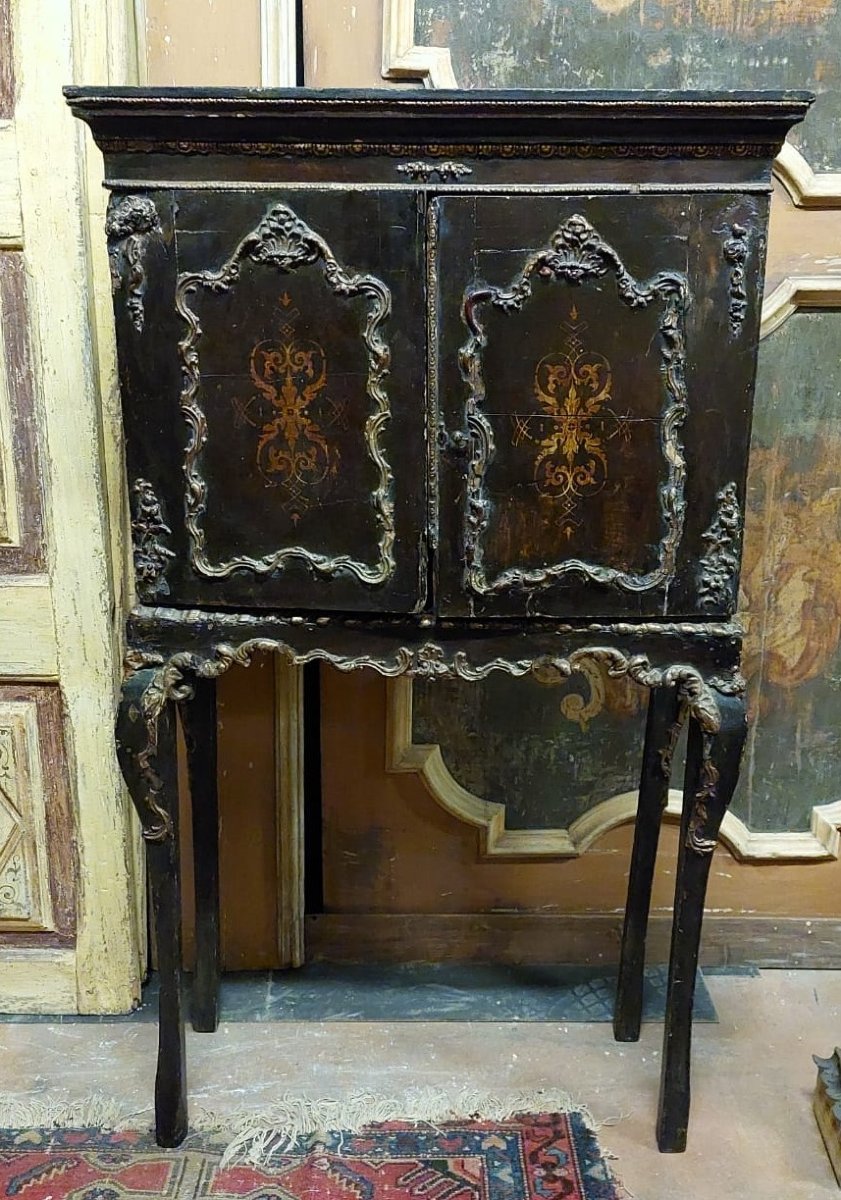 Commode laquée et décorée, XIXe siècle