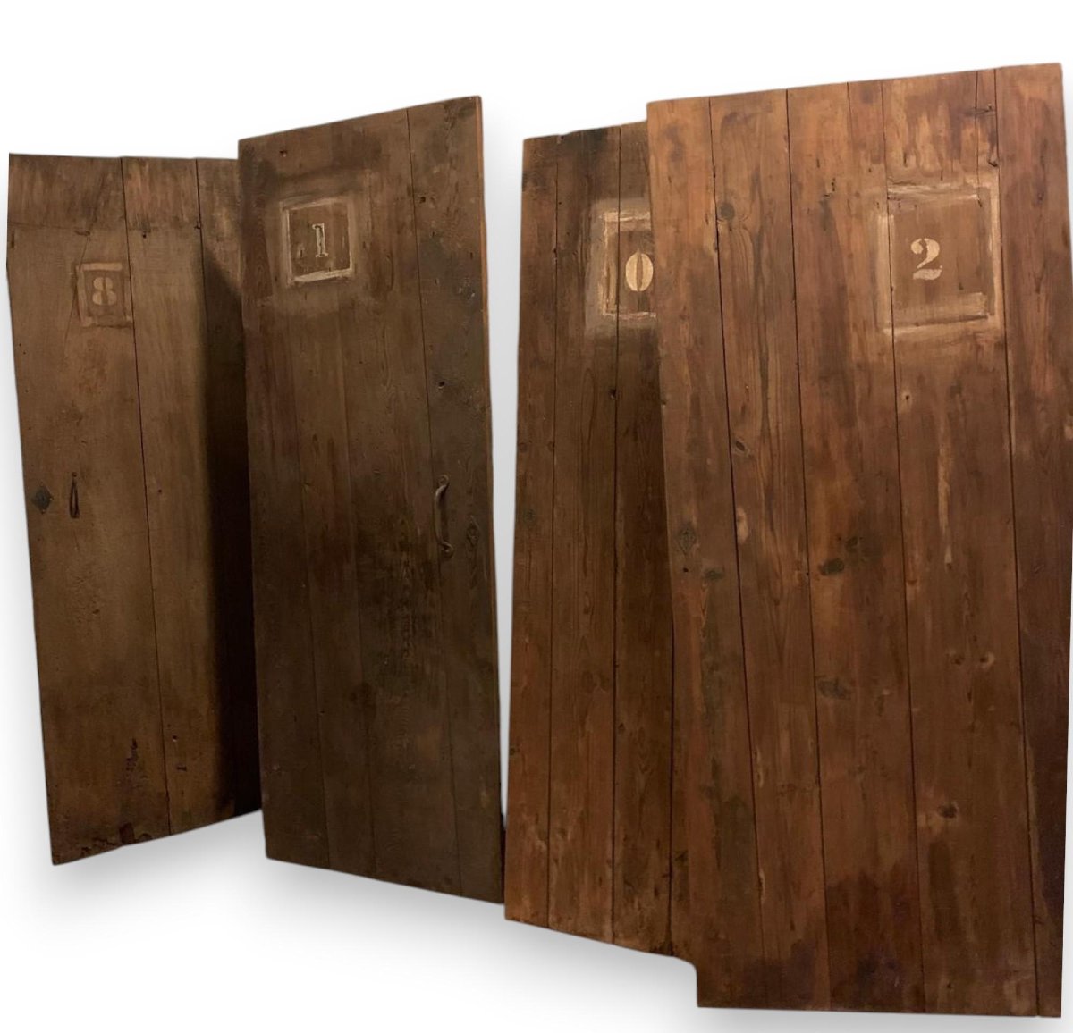 Dix portes en bois similaires, XIXe siècle. Dimensions variables : environ 70/90 cm x H 195/200