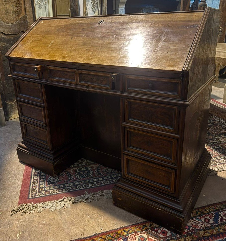 Bureau d'accueil en noyer incrusté, XVIIIe siècle