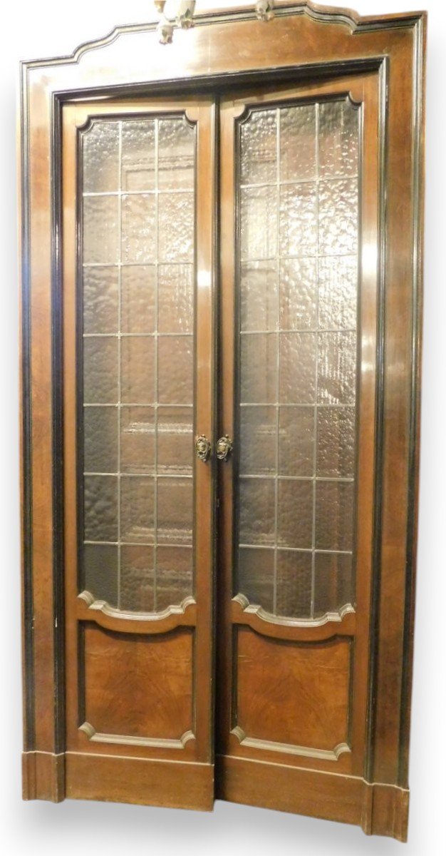 Deux portes en bois, vitrées et encadrées, XXe siècle, Milan
