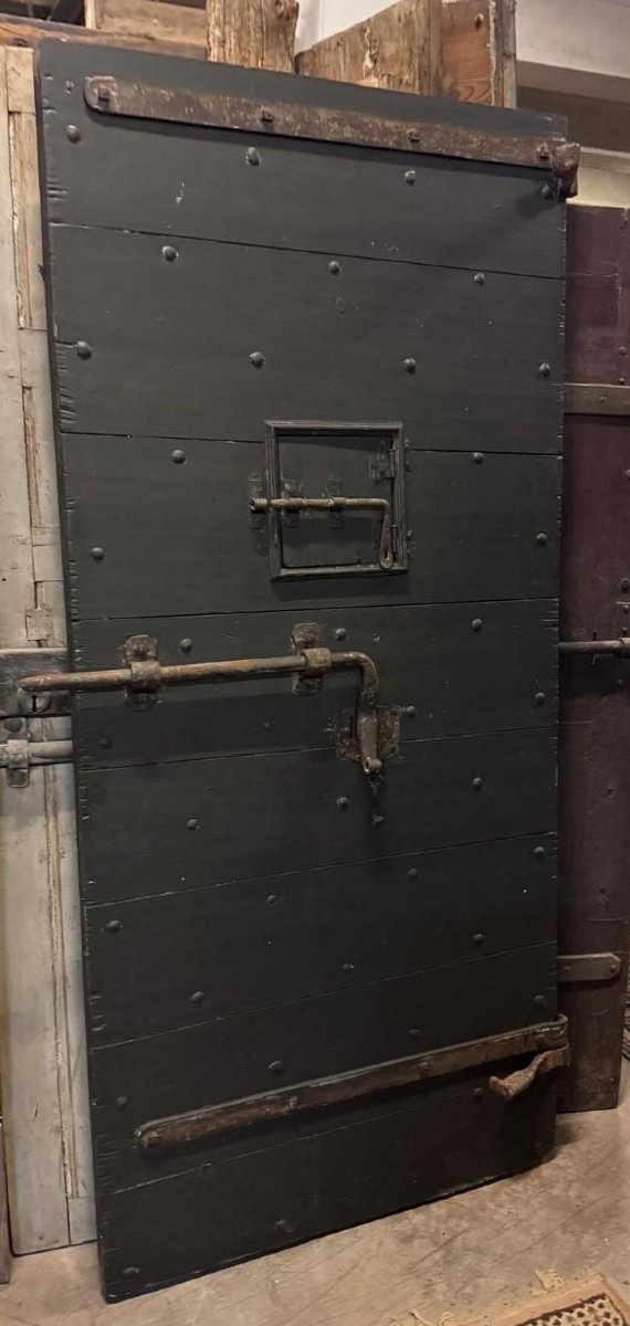 Porte de prison laquée noire du XIXe siècle avec trappe