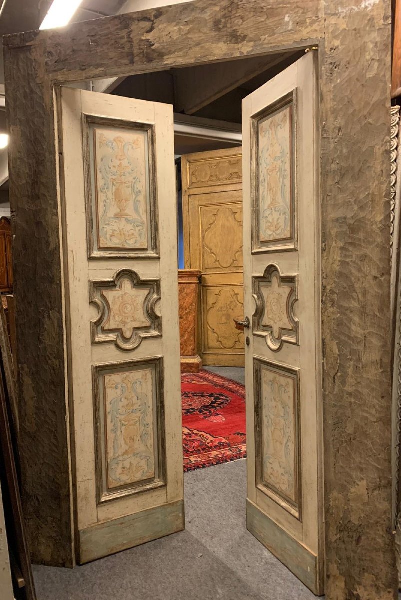 Deux portes en bois laqué, XVIIIe siècle, largeur 110 x hauteur 215 cm