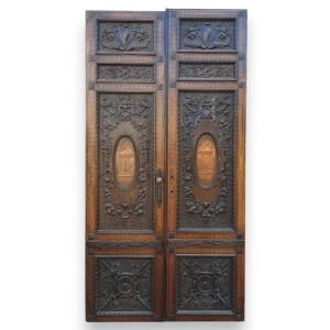 Porte en noyer, deux vantaux sculptés de masques et de motifs végétaux, XIXe siècle