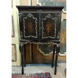 Commode laquée et décorée, XIXe siècle