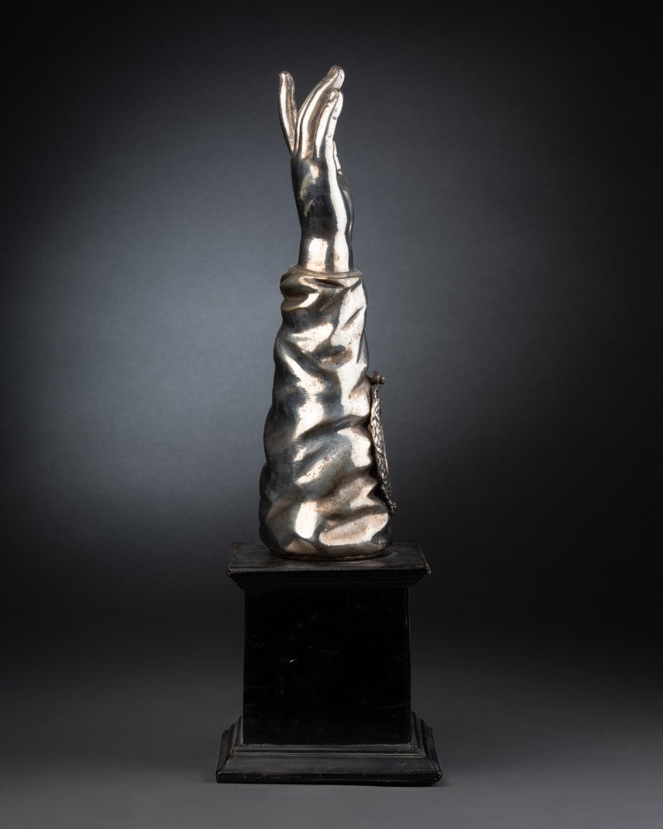 Rare bras-reliquaire, Métal argenté repoussé, France - XVIe ou début XVIIe siècle-photo-2