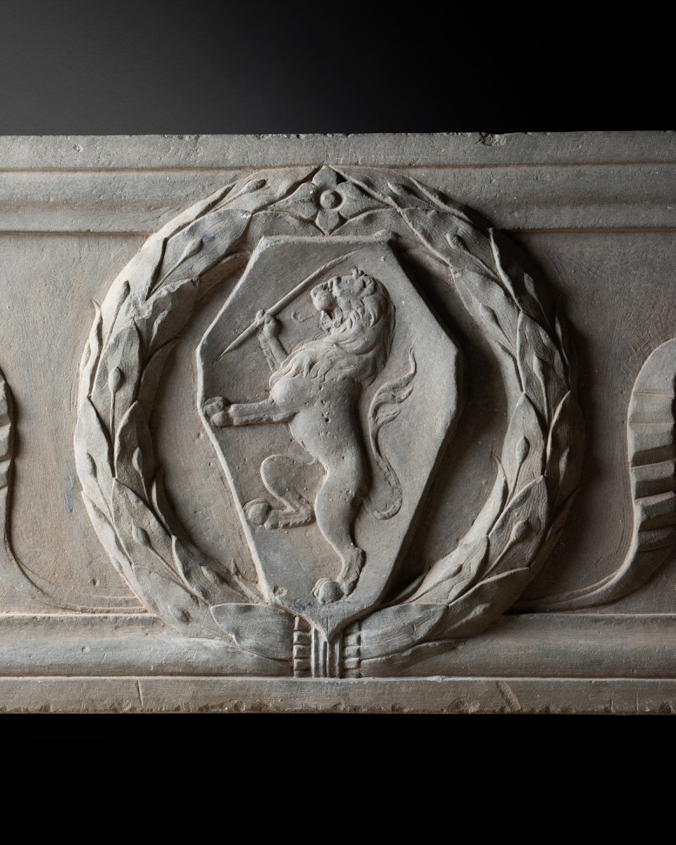 Linteau sculpté à décors héraldiques, pietra serena, Florence, Italie - Seconde moitié du XVe-photo-2