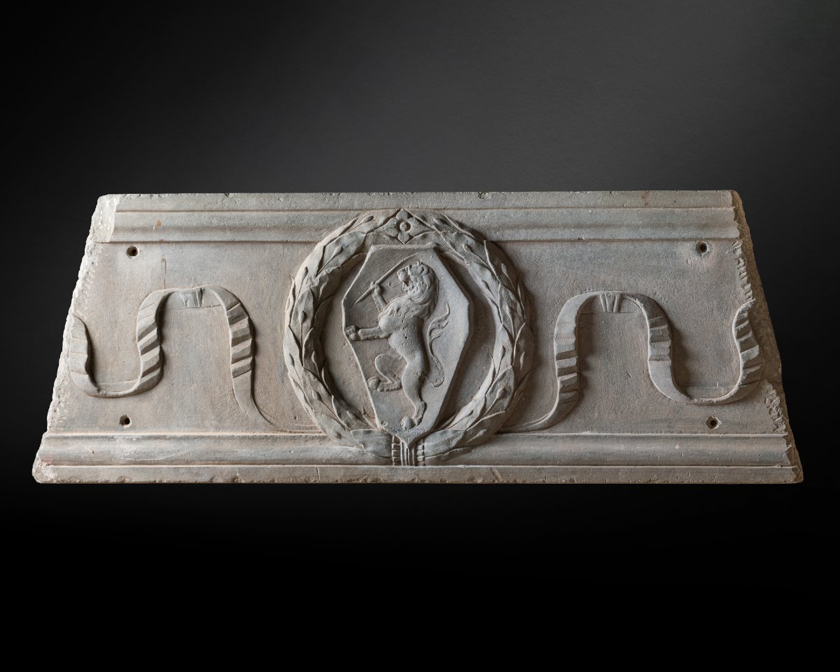 Linteau sculpté à décors héraldiques, pietra serena, Florence, Italie - Seconde moitié du XVe