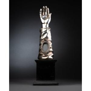 Rare bras-reliquaire, Métal argenté repoussé, France - XVIe ou début XVIIe siècle