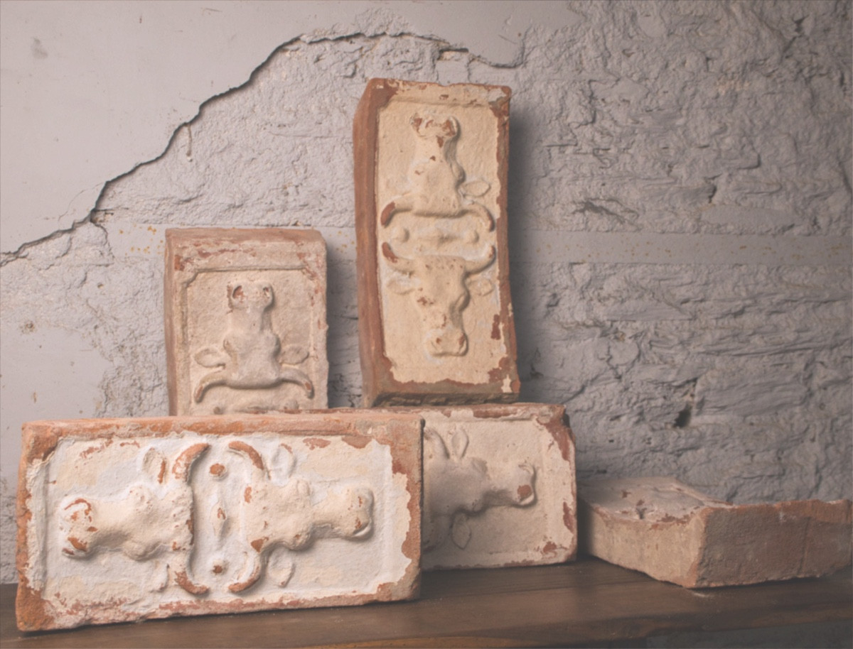 45 briques d’étable en terre cuite concaves (Alsace) formant la voute du batiment-photo-4