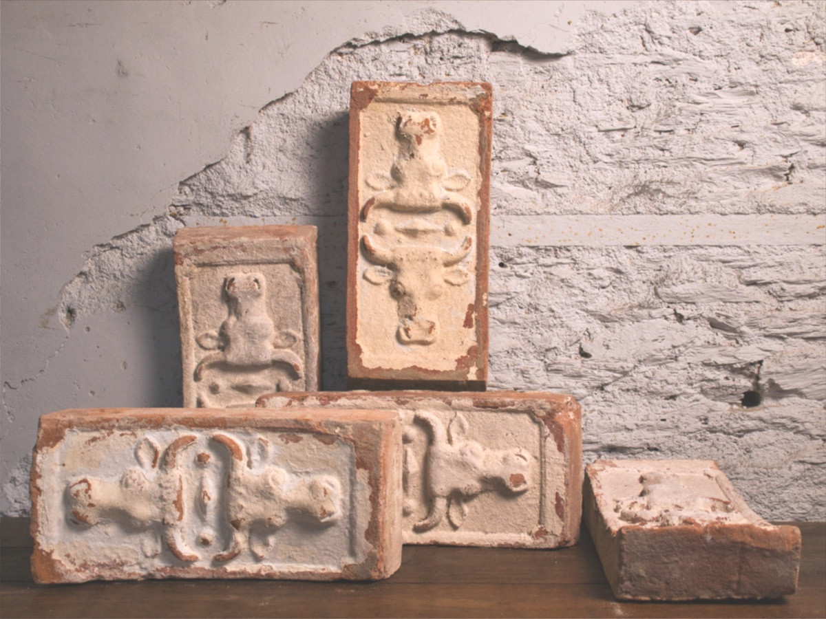 45 briques d’étable en terre cuite concaves (Alsace) formant la voute du batiment