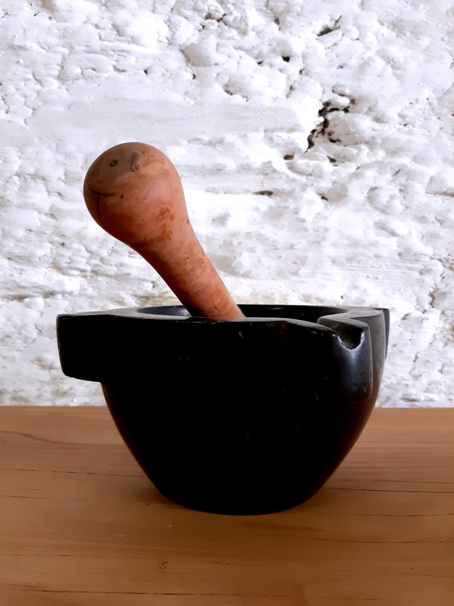 Mortier en marbre noir, avec pilon, 18 ème siècle 