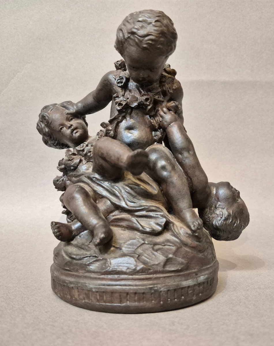 Régule représentant un groupe de putti
